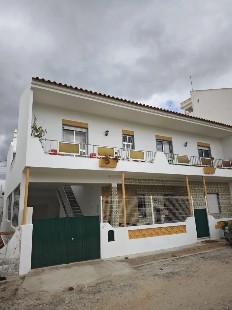 Moradia com fachada clara após acabamento exterior.
