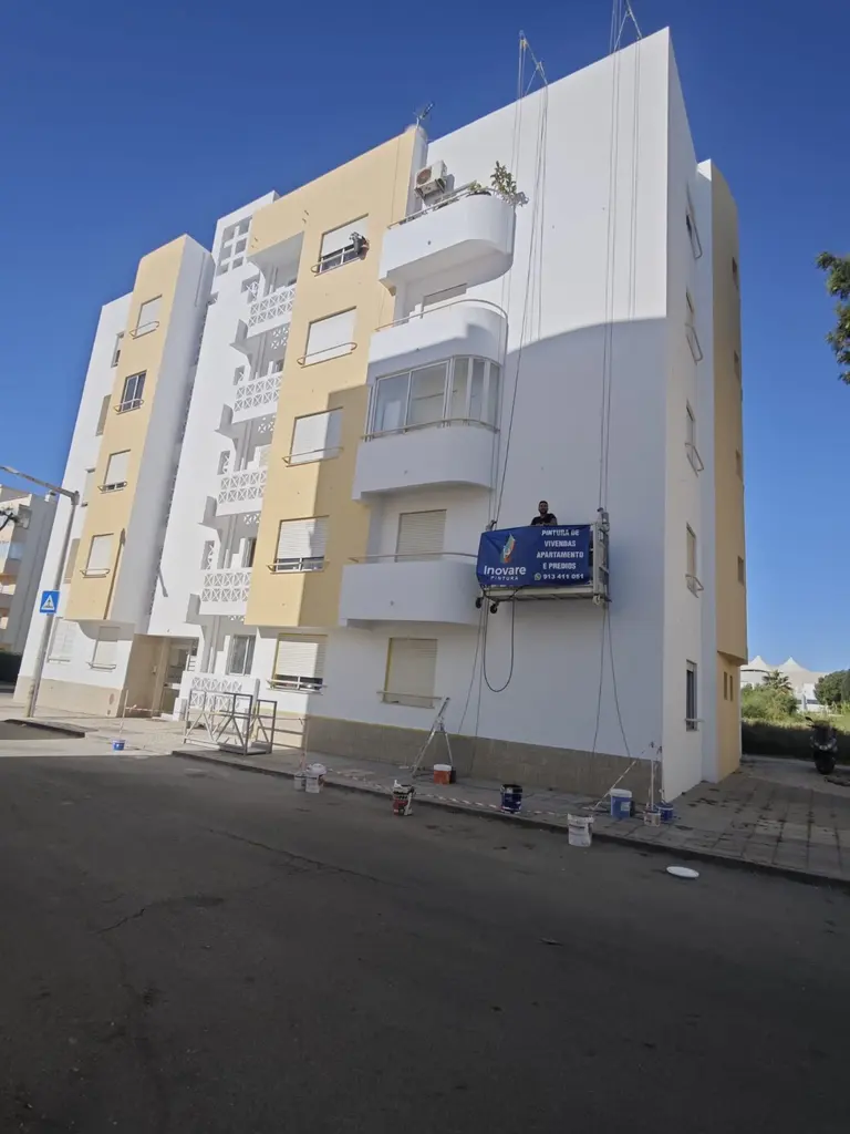Trabalho de pintura em altura num edifício residencial.