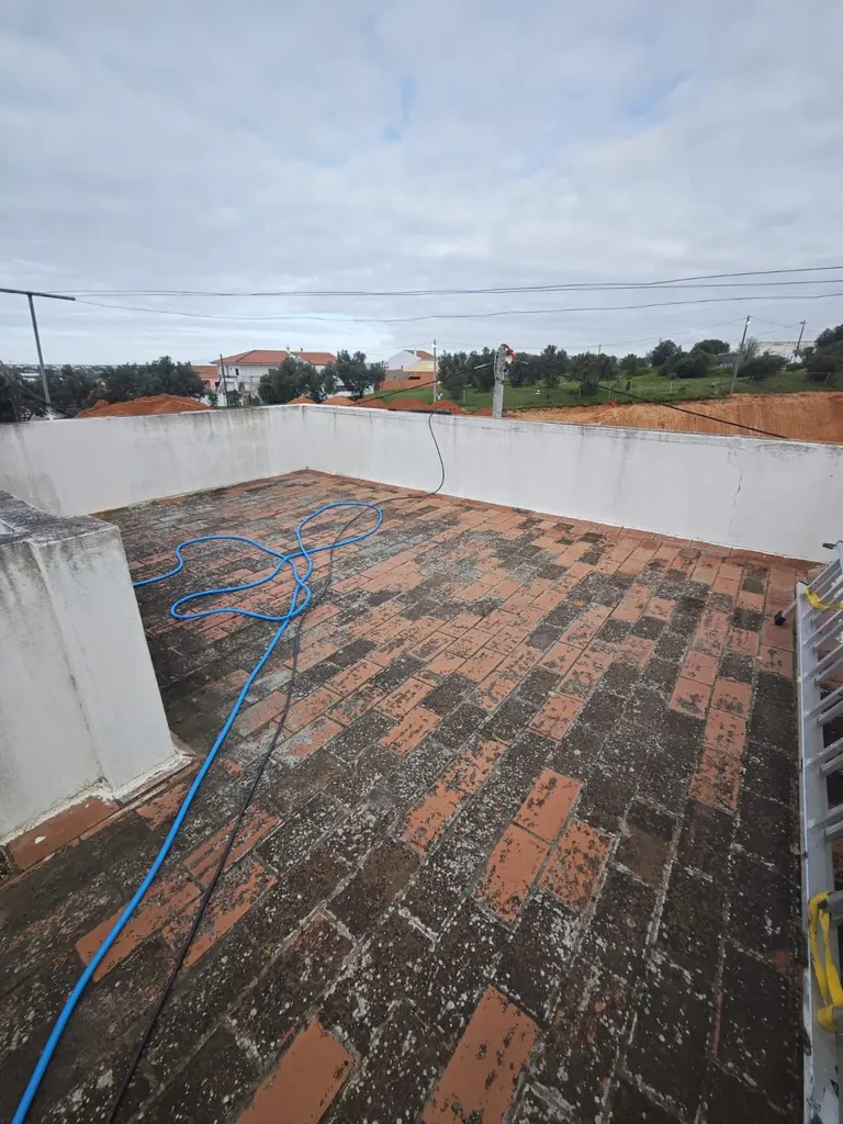 Terraço antes da limpeza e renovação do pavimento.