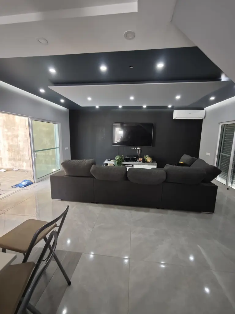 Sala com acabamento interior em branco e grafite.