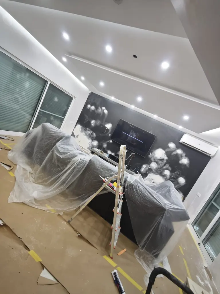 Sala protegida durante trabalho de pintura interior.